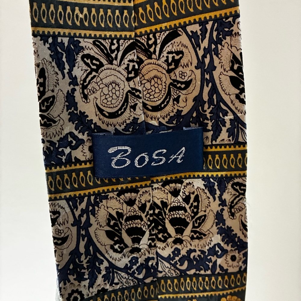Bosa 100% Silk Tie โ Classic & Sophisticated - Picture 4 of 5